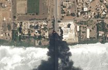 Esta foto de satélite de Planet Labs PBC muestra incendios cerca de un hospital en Jartum, Sudán, el domingo 16 de abril de 2023.