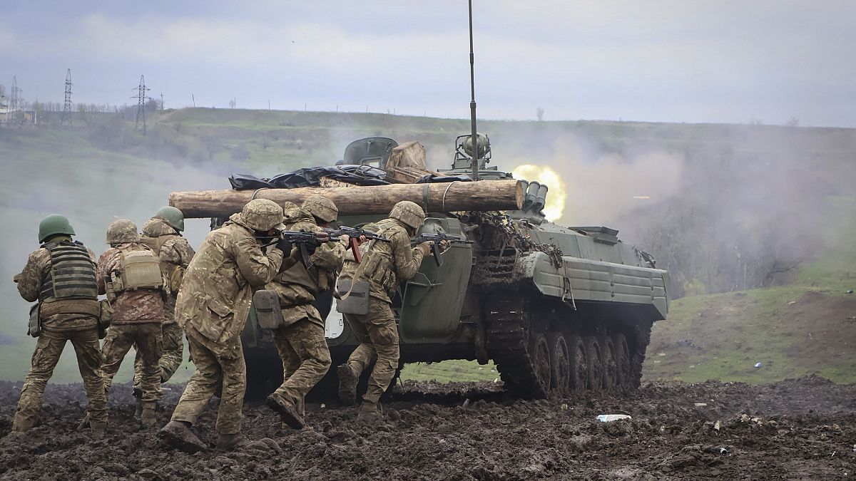جنود أوكرانيون أثناء تدريب على خط المواجهة في منطقة دونيتسك، السبت 15 أبريل 2023