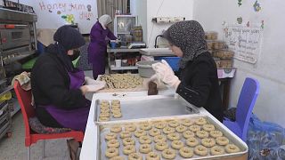 نساء من غزة يصنعن حلويات المعمول