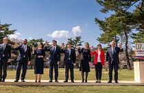 از چپ، انریکه مورا معاون دبیرکل اتحادیه اروپا، وزرای خارجه بریتانیا، آلمان، ایالات متحده، ژاپن، کانادا و  فرانسه در نشست گروه هفت در ژاپن به تاریخ ۱۷ آوریل ۲۰۲۳.