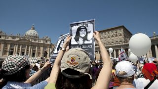 ARCHIVO - En esta foto de archivo del domingo 27 de mayo de 2012, varias personas sostienen fotos de Emanuela Orlandi
