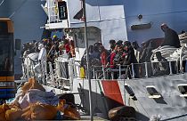 Более 600 мигрантов смогли высадиться за сутки в портах Сицилии.