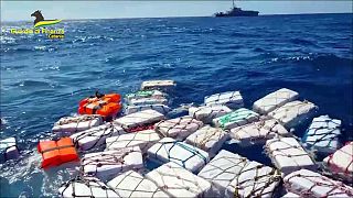 Ballots contenant des pains de cocaïne saisis par la police douanière italienne, le 17 avril 2023 