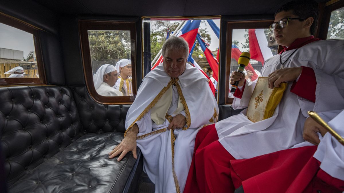 Un prêtre monte dans une calèche après avoir donné la communion dans une maison de retraite pendant la fête de Quasimodo, Colina, Chili, le 16.04.2023