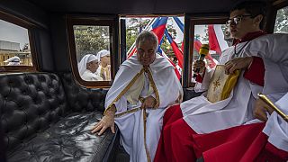Un prêtre monte dans une calèche après avoir donné la communion dans une maison de retraite pendant la fête de Quasimodo, Colina, Chili, le 16.04.2023
