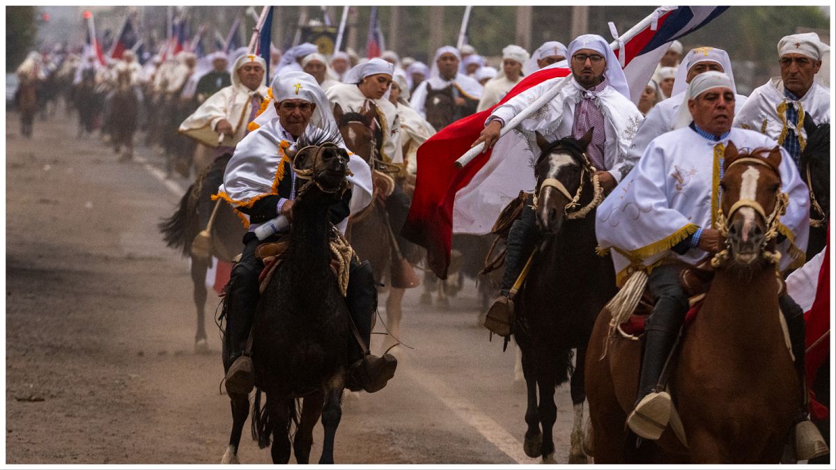 Muitos usam o traje tradicional dos "huasos" (cavaleiros chilenos)