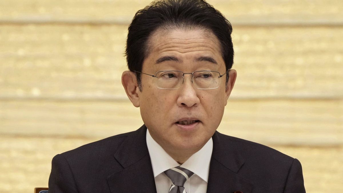 رئيس الوزراء الياباني فوميو كيشيدا يتحدث  في اجتماع في طوكيو، 14 أبريل 2023.