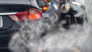Autoabgase sind für den Großteil urbaner Luftverschmutzung verantwortlich.