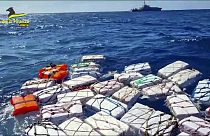 مصادرة طرود ضخمة تحتوي على كوكايين قرب سواحل صقلية