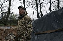 Ein ukrainischer Soldat an der Frontlinie in Bachmut