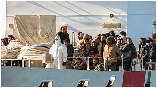 وصول مئات المهاجرين إلى إيطاليا