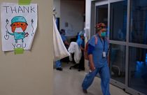 بیمارستانی در کانادا  علامت درخواست برای پوشیدن ماسک را بر دیوار قرار داده است