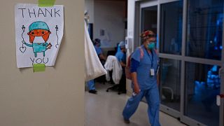 بیمارستانی در کانادا  علامت درخواست برای پوشیدن ماسک را بر دیوار قرار داده است