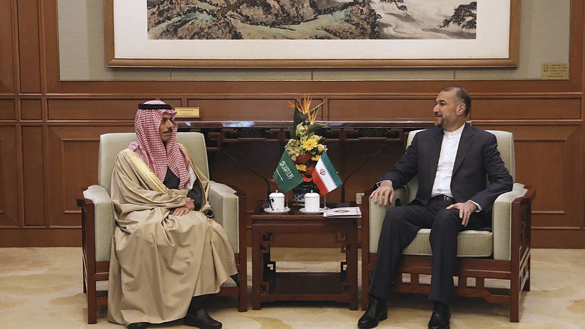 Hoszein Amir-Abdollahián iráni és Feiszal bin Farhán asz-Szaúd szaúd-arábiai külügyminiszter Pekingben 2023. április 6-án.