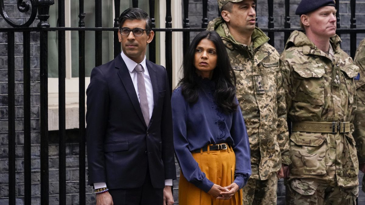 Rishi Sunak e a mulher, Akshata Murthy, frente ao número 10 de Downing Street, em Londres