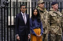 Rishi Sunak e a mulher, Akshata Murthy, frente ao número 10 de Downing Street, em Londres
