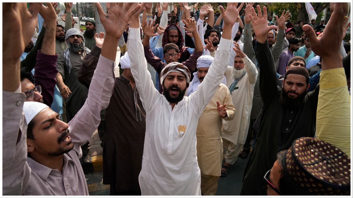  أنصار جماعة دينية خلال مسيرة ضد امرأة ألقي القبض عليها مؤخرًا بتهمة التجديف في لاهور