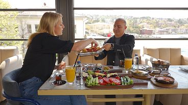Günaydin, seja bem-vindo a um pequeno-almoço na Turquia