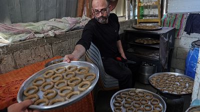 فلسطيني في غزة يعد الحلويات. 2023/04/15