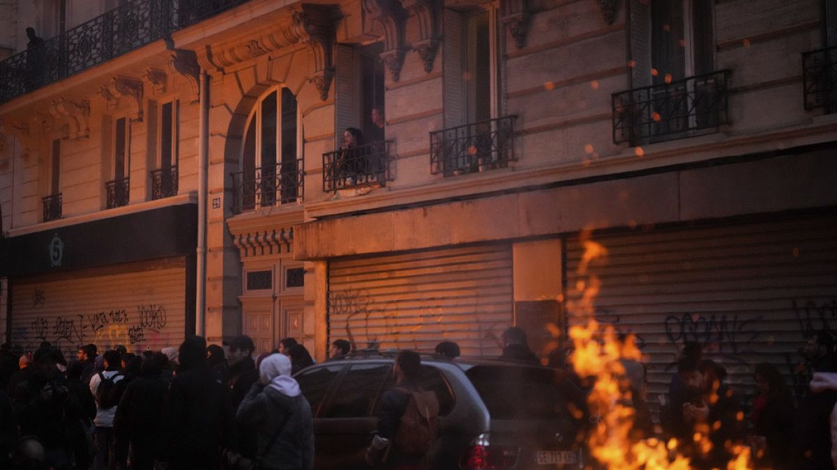 Cassonetti in fiamme a Parigi