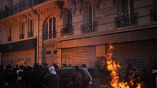 Cassonetti in fiamme a Parigi