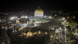 Megtelt az AL-Aksza mecset környéke az Elrendelés Éjszakáján