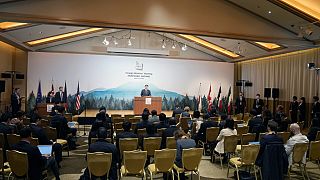  وزير الخارجية الياباني يوشيماسا هاياشي  يتحدث خلال المؤتمر الصحفي للرئاسة في اجتماع وزراء خارجية مجموعة السبع، 18 أبريل، 2023 ، في كارويزاوا ،