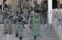 قوات الأمن الإسرائيلية تبحث عن مشتبه بهم في أعقاب الهجوم، القدس الشرقية المحتلة 18/04/2023