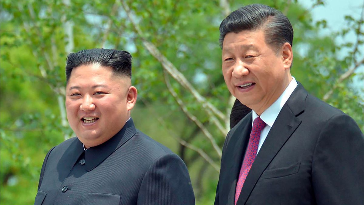 الرئيس الصيني شي جينبينغ مع الزعيم الكوري الشمالي كيم جونغ أون