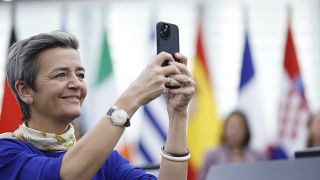 Исполнительный вице-председатель Еврокомиссии Маргрете Вестагер со смартфоном