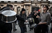 Des manifestants tapent sur des casseroles pour exprimer leur mécontentement face à la réforme des retraites enclenchée par Emmanuel Macron.