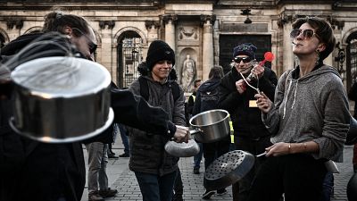 Des manifestants tapent sur des casseroles pour exprimer leur mécontentement face à la réforme des retraites enclenchée par Emmanuel Macron.