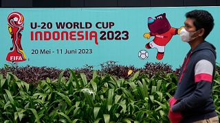 بنر تبلیغاتی جام جهانی جوانان که قرار بود به میزبانی اندونزی برگزار شود (جاکارتا ۳۰ مه ۲۰۲۳).