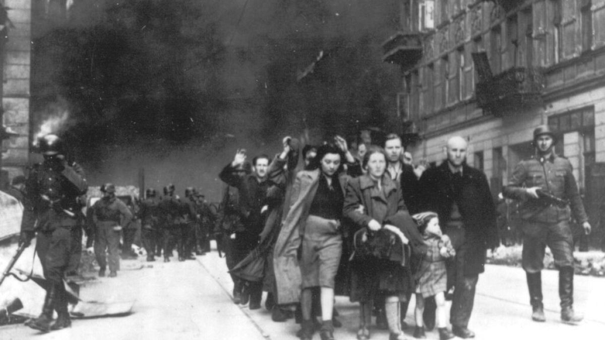 Un groupe de Juifs polonais est emmené en déportation par des soldats SS allemands lors de la destruction du ghetto de Varsovie.