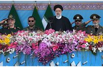 الرئيس الإيراني إبراهيم رئيسي أثناء الاحتفال السنوي بيوم الجيش