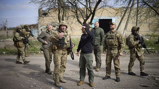 Katonákat tüntetett ki a fronton az ukrán elnök