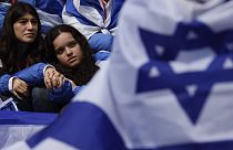 Jóvenes envueltos en banderas de Israel en la Marcha de los vivos