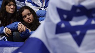 Jóvenes envueltos en banderas de Israel en la Marcha de los vivos
