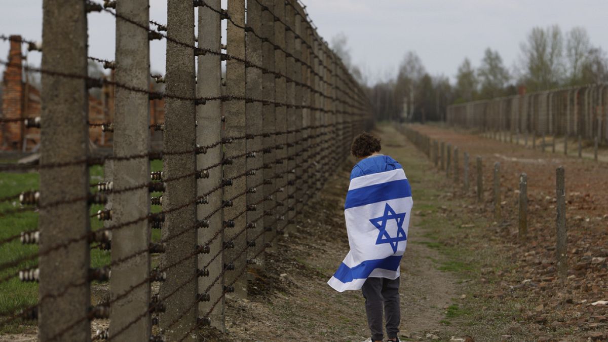 Ein Mann mit einer israelischen Flagge nimmt am "Marsch der Lebenden" in Oswiecim teil
