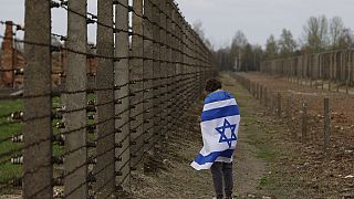 Ein Mann mit einer israelischen Flagge nimmt am "Marsch der Lebenden" in Oswiecim teil
