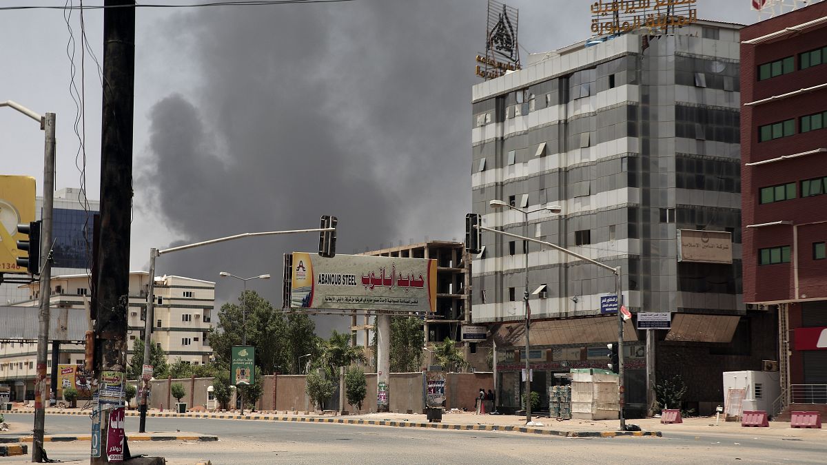 Füst gomolyog a szudáni főváros, Kartúm egyik negyedében 2023. április 15-én