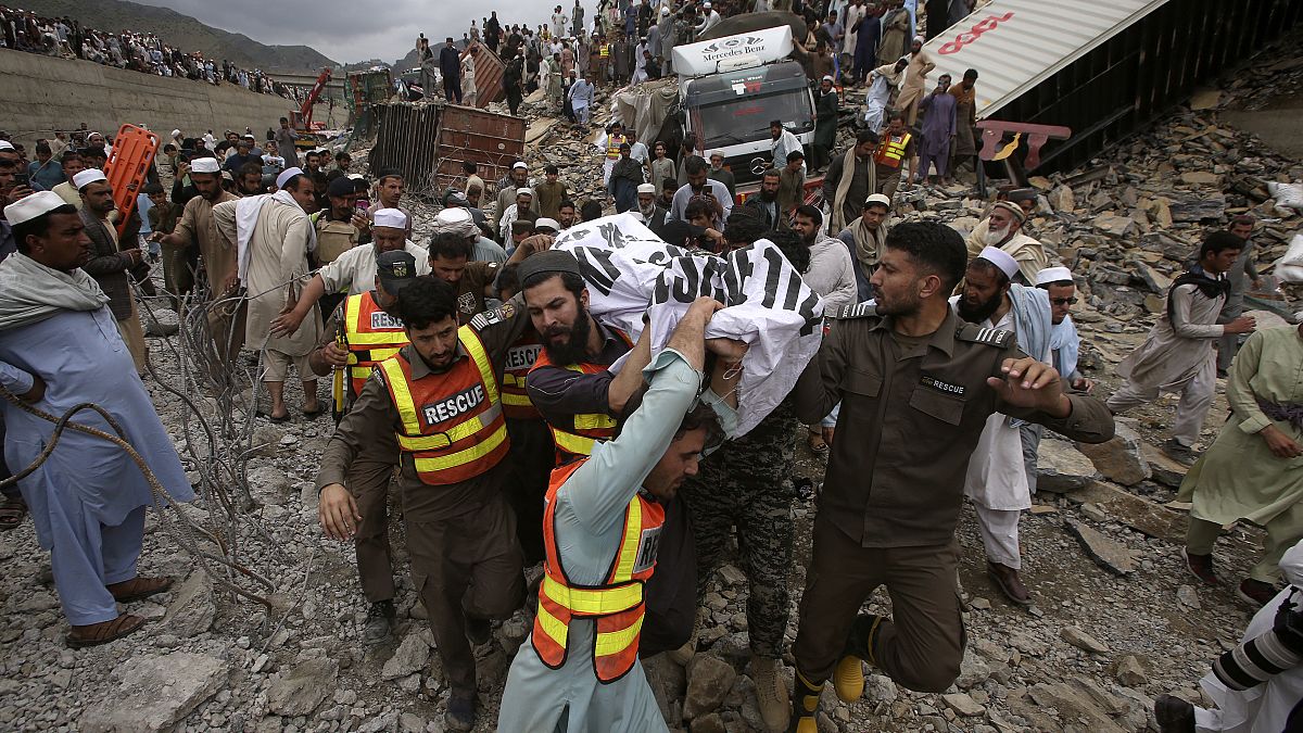 انهيار أرضي يضرب معبرا حدودياً بين باكستان وأفغانستان