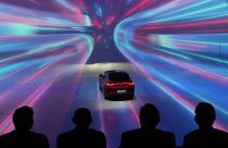 عرض لأحدث سيارات فولكسفاغن في معرض شنغهاي للسيارات، الاثنين 17 أبريل 2023