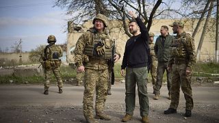 الرئيس الأوكراني فولوديمير زيلينسكي يتفقد قواته في بلدة أفدييفكا على خطوط التماس في شرق أوكرانيا 18/04/2023
