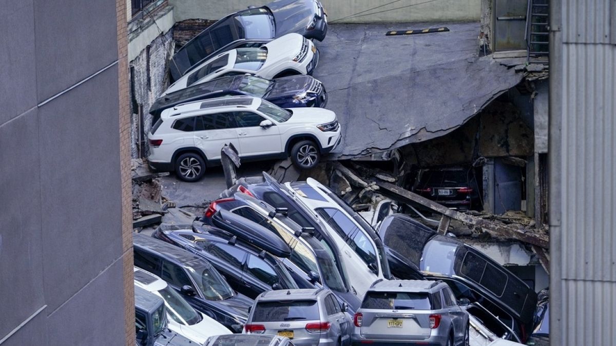 Autók a parkolóház beomlott szintjén New York-ban 2023. április 18-án.