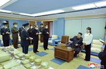 الزعيم الكوري الشمالي مع ابنته في "الإدارة الوطنية للتطوير الجوي والفضائي"
