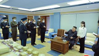 الزعيم الكوري الشمالي مع ابنته في "الإدارة الوطنية للتطوير الجوي والفضائي" 