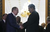 El presidente de Venezuela, Nicolás Maduro (d), estrecha la mano del ministro de Asuntos Exteriores de Rusia, Serguéi Lavrov.