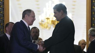 El presidente de Venezuela, Nicolás Maduro (d), estrecha la mano del ministro de Asuntos Exteriores de Rusia, Serguéi Lavrov.