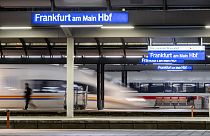 Des trains arrivent à la gare principale de Francfort-sur-le-Main le mercredi 24 février 2024.